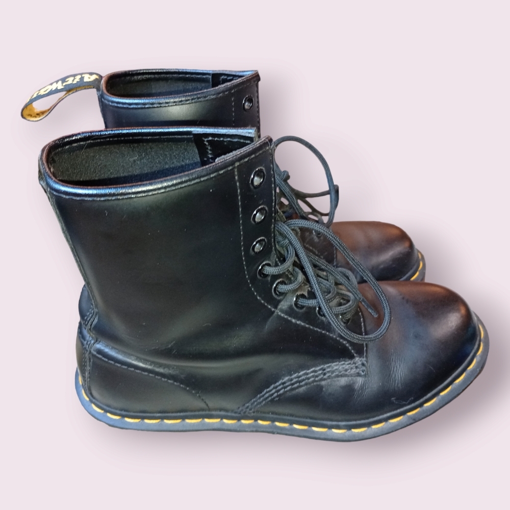 Dr. Martens smooth leather boots, size 8 Men/9 women